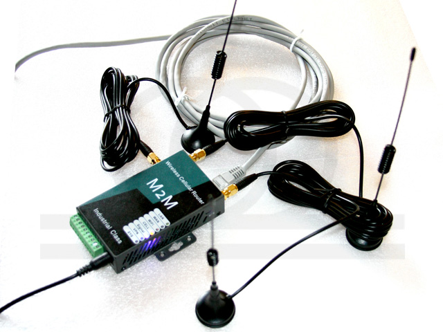 Pięciozakresowy router LTE , przemysłowy, model z Wifi oraz RS232 lub RS485, widok pracującego urządzenia z akcesoriami
